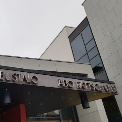 Texten Turun Oikeustalo Åbo Rättscenter ovanför ingången till Egentliga Finlands tingsrätt.