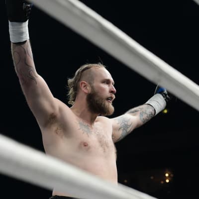 Robert Helenius firar seger, 2016.