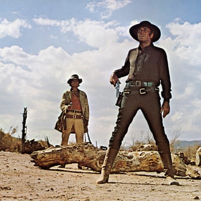 Charles Bronson (vas.) ja Henry Fonda elokuvassa Huuliharppukostaja (1968).