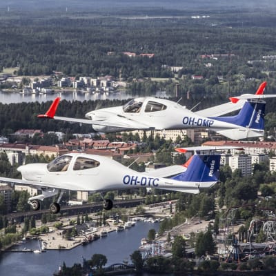 Patria Pilot Trainingin koulukoneita Tampereen yläpuolella