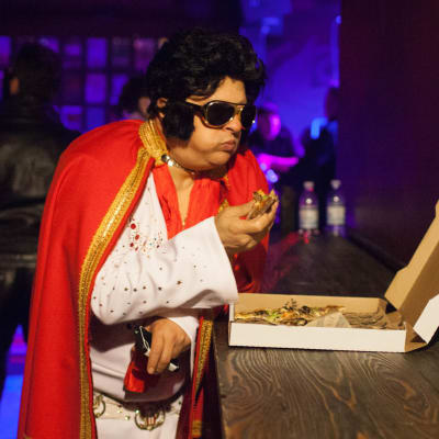  Elvis-imitaattori Gus Mansour Seattlesta syö pizzaa.