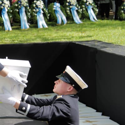Kadetit laskemassa tuntematonta sotavainajaa hautaan Lappeenrannassa