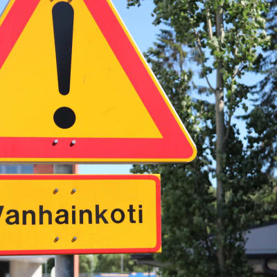 Varoitusliikennemerkki vanhainkodin lähellä Tuirassa Oulussa.