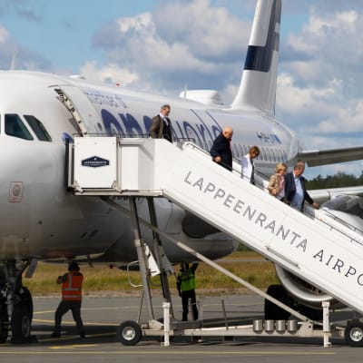 Eu-suurlähettiläitä saapumassa Lappeenrannan lentokentälle