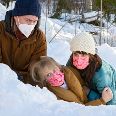 Huonot naiset elokuvan kuvauksissa ohjaaja Niklas Lindgren, näyttelijä Leea Klemola ja näyttelijä Eeva Semerdjiev katsovat kameraan lumihangessa.