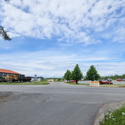 Sammalpolku rakennetaan Lieksan paloaseman ja ABC-liikenneaseman välistä kohti Kevätniemeä.