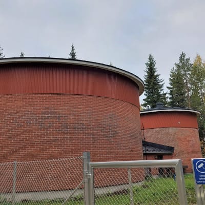 Kaksi suurta pyörösäiliötä riittää täyttämään veden kulutuksen Heinäveden taajamassa ja kahdella kylällä.