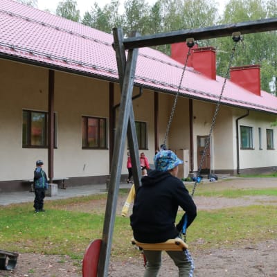 Koululaisia kyläkoulun pihalla kiikussa Ilomantsin Lylykosken koulussa. 