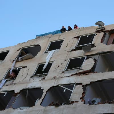 Stora skador på polishögkvarteret i Diyarbakir i sydöstra Turkiet efter ett bombdåd.
