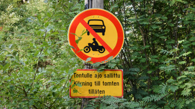 Ett trafikmärke med texten "Tontulle ajo sallittu - Körning till tomten tillåten"
