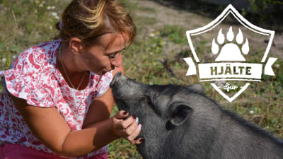 Bild på Malena Blomqvist och grisen. "Hjältedjur"-logon är på bilden.