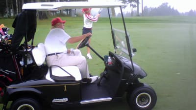 Donald Trump i en golfbil