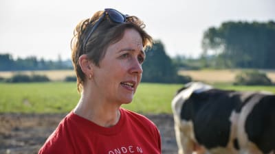 Maria Rustanius står bland kor