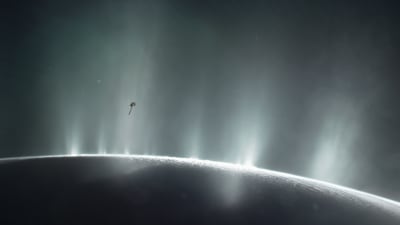Sonden Cassini åker genom Enceladus ånga år 2015.