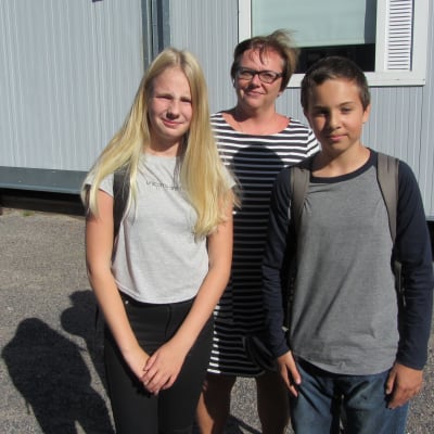 Vicerektor Tove Heinonen samt eleverna Wilma Sorsa och William Rönn funderar på hur den nya skolan i Vårberga i Borgå kunde se ut.