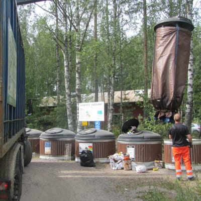 Avfallsbehållarna vid Tirmo ekopunkt i Borgå töms