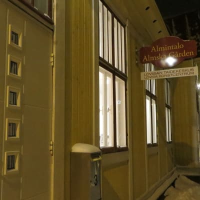 Almska husets exteriör i vinterskrud