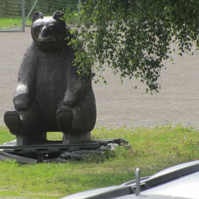 En björnskulptur av trä invid ekopunkten i Tarkis, Borgå