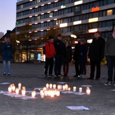 Ljus för att hedra offren för kriget i Syrien på Vasa torg.