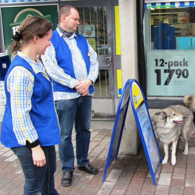 Kioskägarna Anne och Christian Andersson i Sibbo träffar en kund och hennes två hundar.