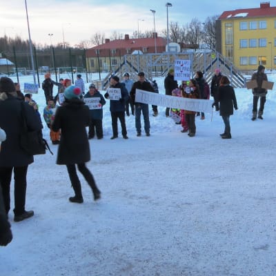 Demonstrationen för byskolorna i Lovisa hade många deltagare