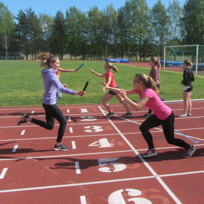Kungsvägens skola i Sibbo tränar inför stafettkarnevalen 2016