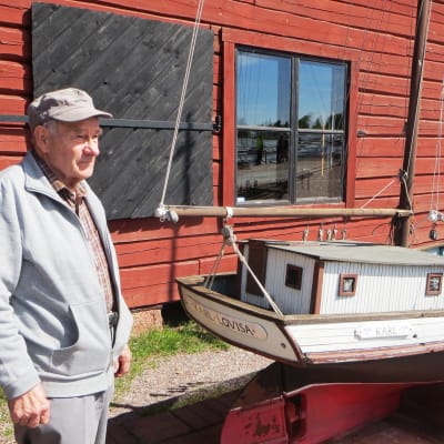 Bo-Gunnar Blomqvist utanför Lovisa sjöfartsmuseum vid miniatyrgaleasen Karl