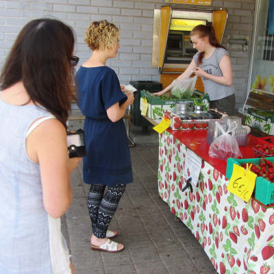 Rune Drockilas bär, grönsaker och äpplen säljs utanför en mataffär i Pyttis, Broby