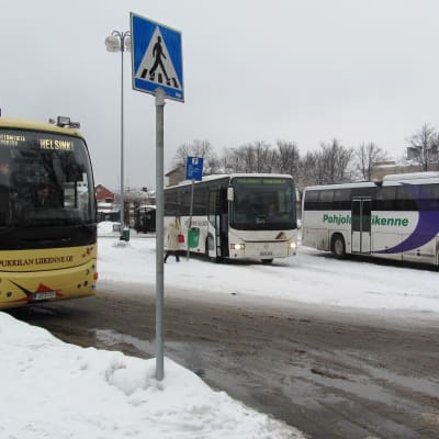 Bussar på busstation