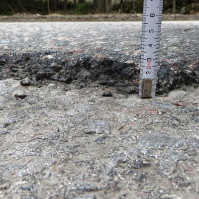 Grop i asfalten på Bjurbölevägen