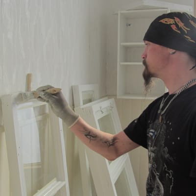 Arbetslöse Niklas Karlberg restaurerar fönster på folkhögskolan i Hangö