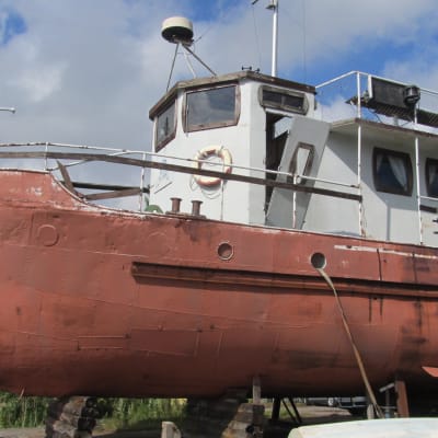 Minbåten Loimu står på land i Barösund i Ingå
