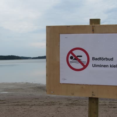 skylt om badförbud vid strand
