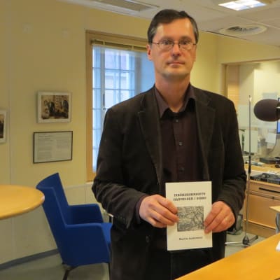 Martin Andersson med sin bok "Inbördeskrigets händelser i Sibbo"