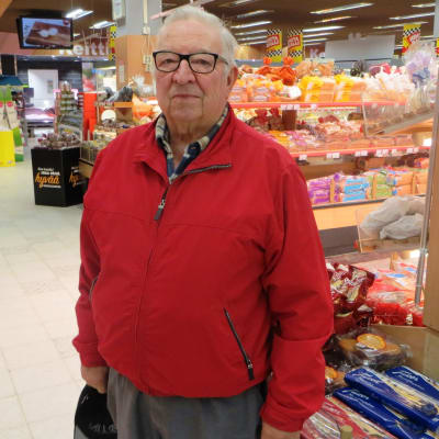 Bengt Dahlqvist kollar livsmedelspriser i Borgå Citymarket
