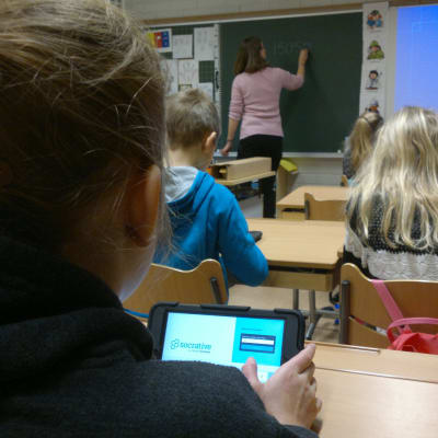 I S:t Karins svenska skola har alla elever en egen pekplatta