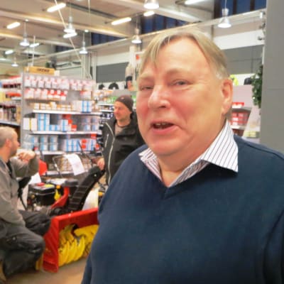 Henrik Björkqvist bjuder på avskedskaffe i Simolin i Borgå, Hattula