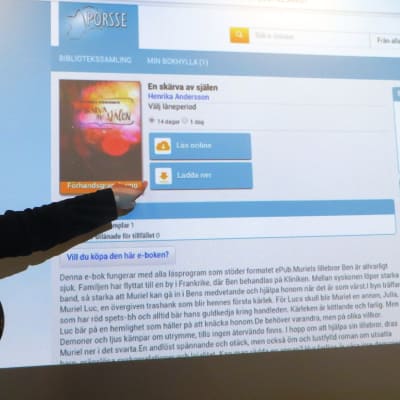 Bibliotekarie Tove Selkälä, e-boksansvarig vid Borgå stadsbibliotek, visar hur lätt man lånar e-böcker