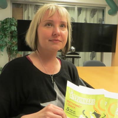 Kundrådgivare Sabina Lindström vid Östra Nylands avfallsservice med kundtidningen Återvinnare