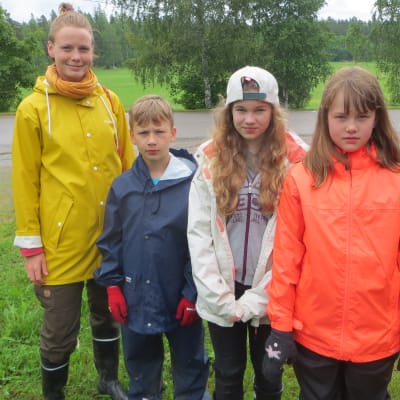 Lägerchef Elin Johansson och lägerdeltagarna Eppu, Sara och Adina.