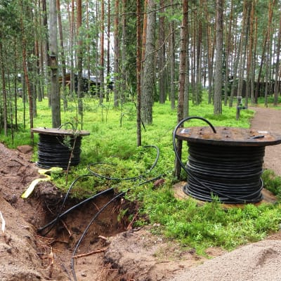 Vessönet och Borgå Energi gräver ned kablar i Sondby