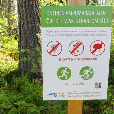 Varningsskylt för plockning av bär och svampar längs motionsbanan i Nickby