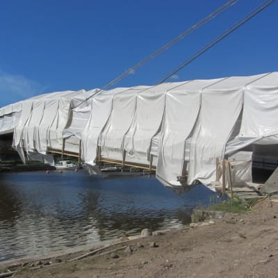 Gångbron i Borgå renoveras (sommaren 2015).