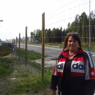 Anne-Maj Pellas störs av trafiken vid Smedsby omfartsväg