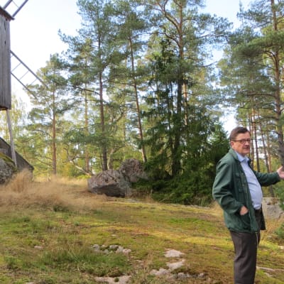 Johan Ståhl vid kvarnen på Hembygdsmuseet Gamla Hinkaböle gård i Pyttis, Mogenpört blickar ut över Hinkaböleviken