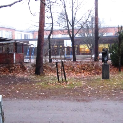 Kesämäenrinteen koulun piha ilman oppilaita