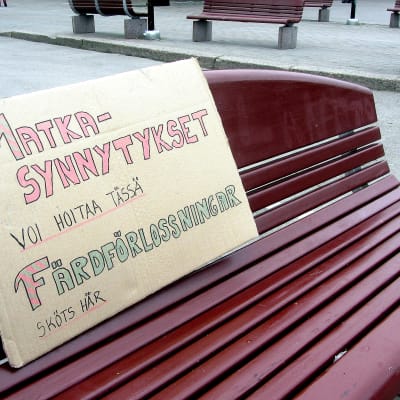 plakat på bänk