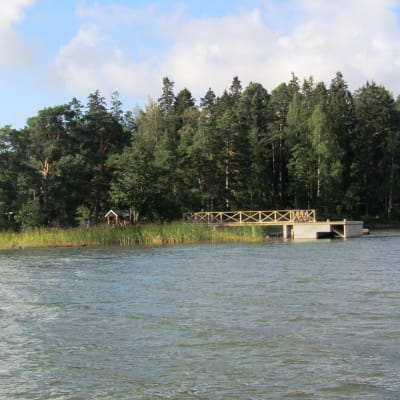 Brygga på Furuholmen i Borgå skärgård.