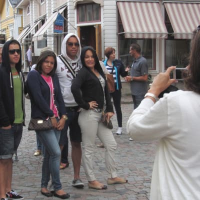 turister fotograferar i gamla stan i borgå