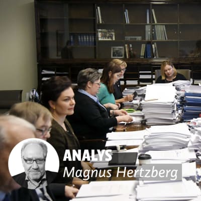 Personer sitter vid ett långt bord. En text med orden analys och Magnus Hertzberg finns på bilden.